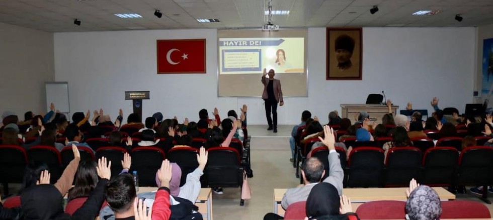 Üniversiteli gençlere “Stres Yönetimi” semineri