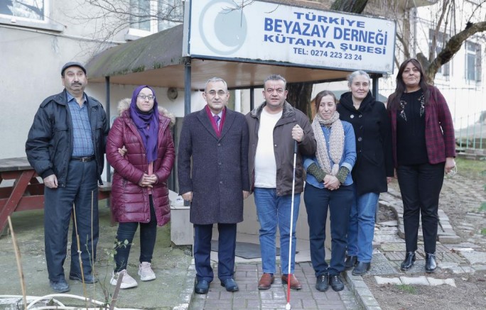 Kütahya Belediyesi’nden görme engellilere beyaz baston
