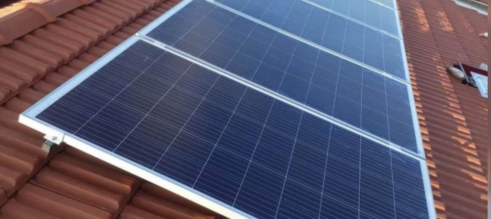 Evinin elektriğini kendi üretiyor