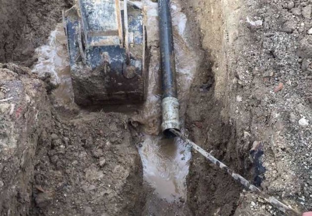 Hisarcık’ta su borusunun içinden çıkarılan 5 metre ağaç kökü şaşırttı