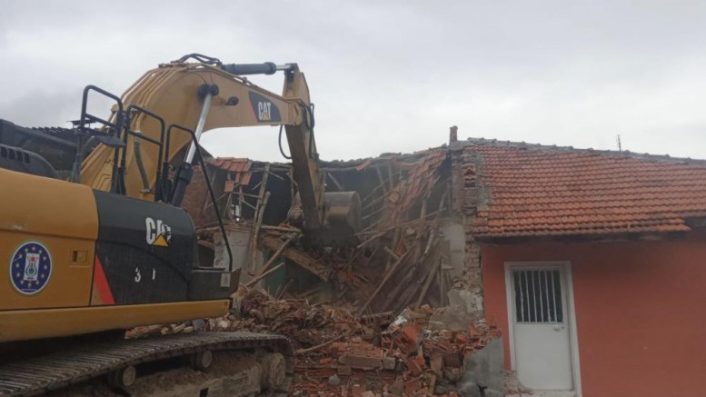 Kütahya’da metruk evler yıkılıyor