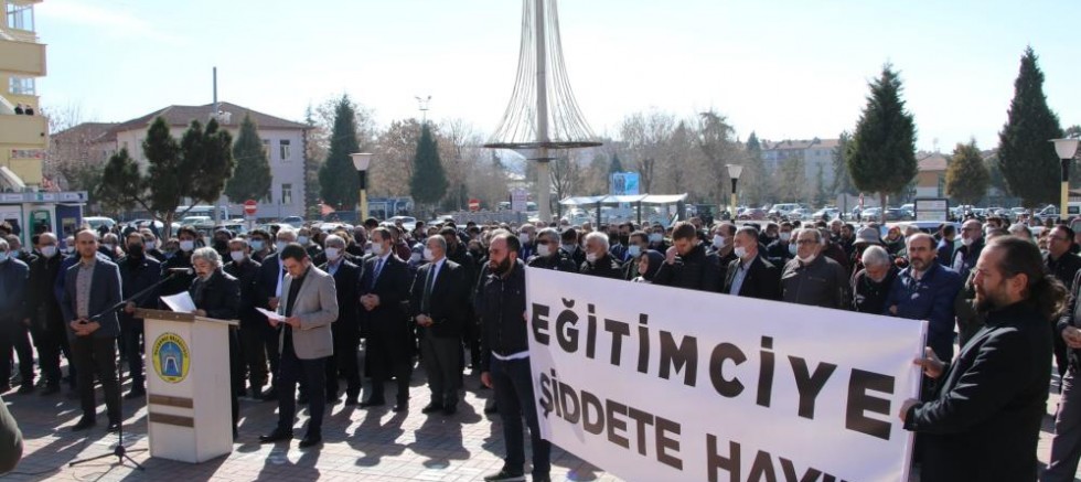 Kütahya’da öğretmenler Remzi Özdemir’e yönelik saldırıyı kınadı