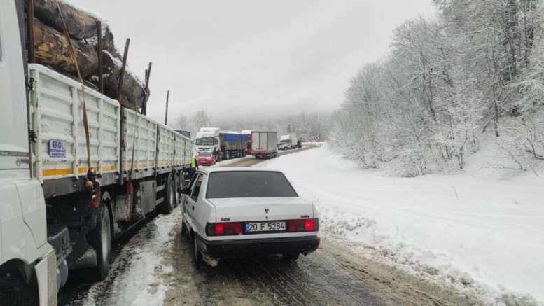 Kütahya Domaniç’te aniden bastıran kar trafiği felç etti