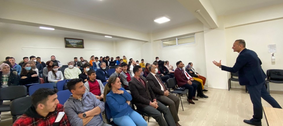 Motivasyon Otobüsü Projesinin sahibi Öğretim Görevlisi Kudret Armağan’dan motivasyon eğitimi