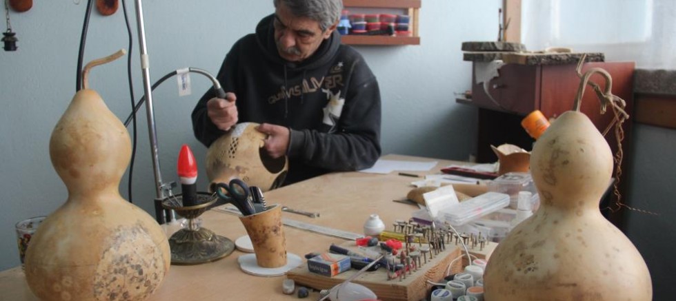 Su kabağını sanat eserine dönüştürüyor