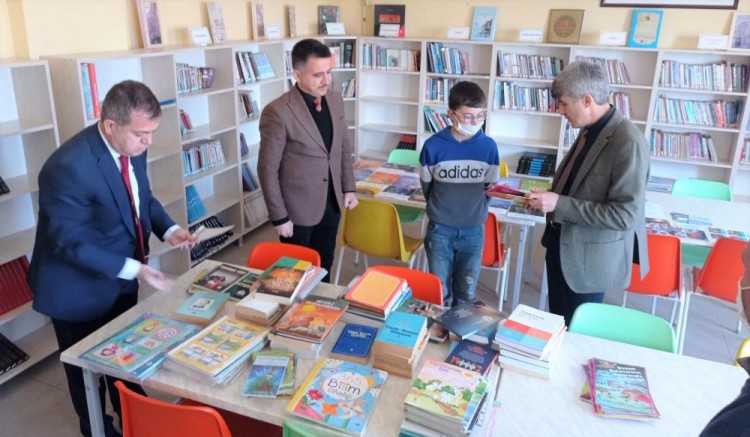 Rektör Prof. Dr. Kazım Uysal, İnköy Ortaokulu’na kitap bağışladı