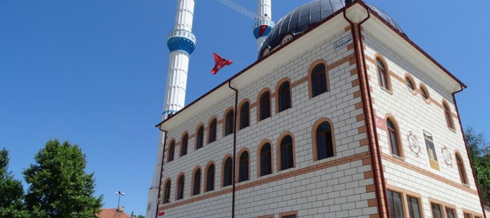 Hisarcık’ın Çatak köyünde yapımı tamamlanan köy camii törenle ibadete açıldı
