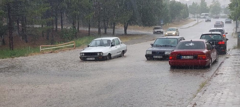 Araçlar sel sularında mahsur kaldı