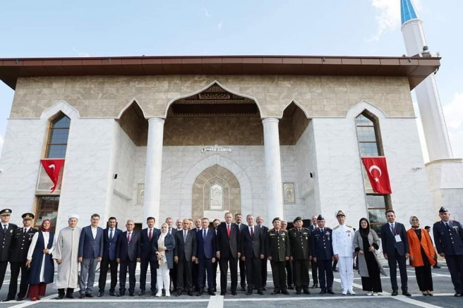 Erdoğan, açılışını yaptığı Kütahya Mehmetçik Camii’ne Kur’an-ı Kerim hediye etti