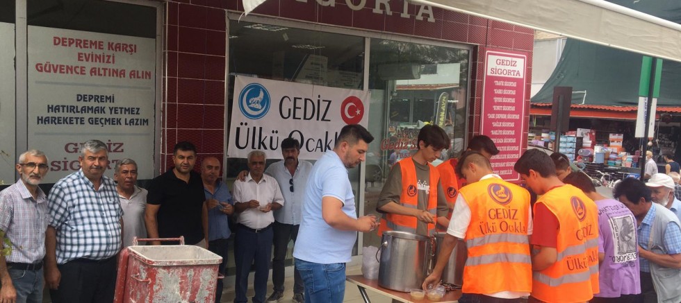 Gediz Ülkü Ocakları 3 bin kişiye aşure dağıttı