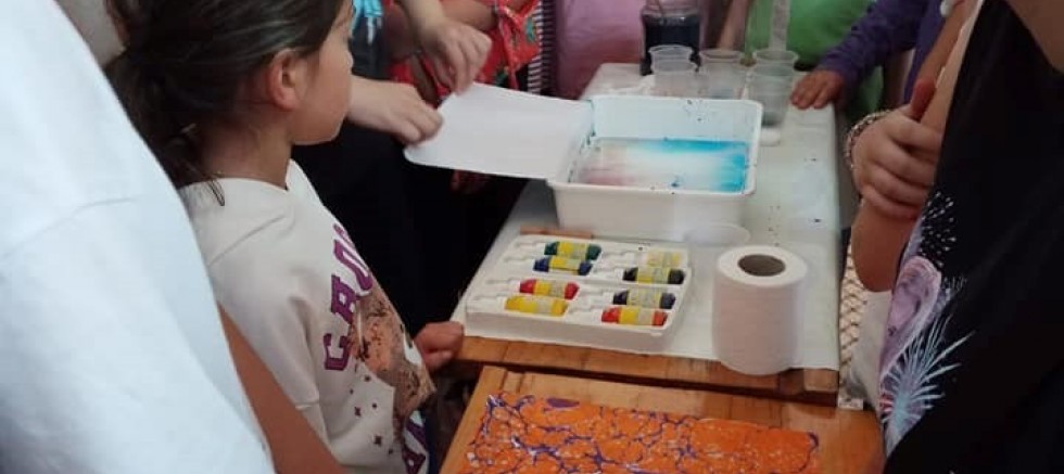 Gediz Yaz Kur’an Kursu öğrencilerinden ebru çalışması