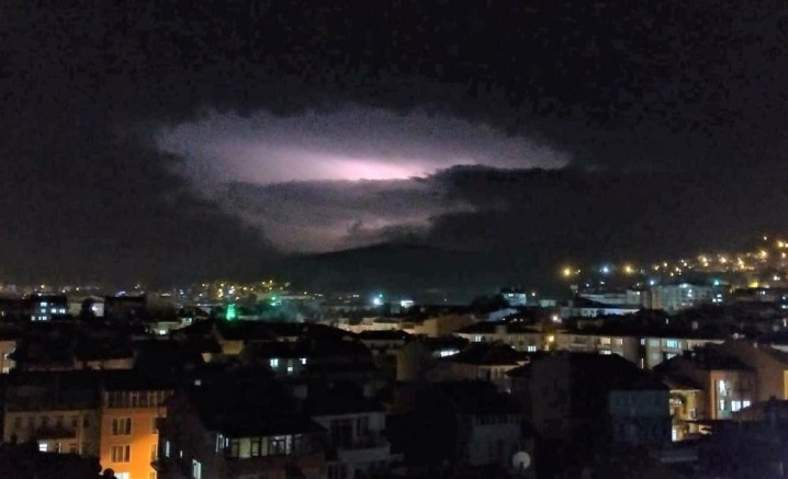 Kütahya’da çakan şimşekler görsel şölen oluşturdu