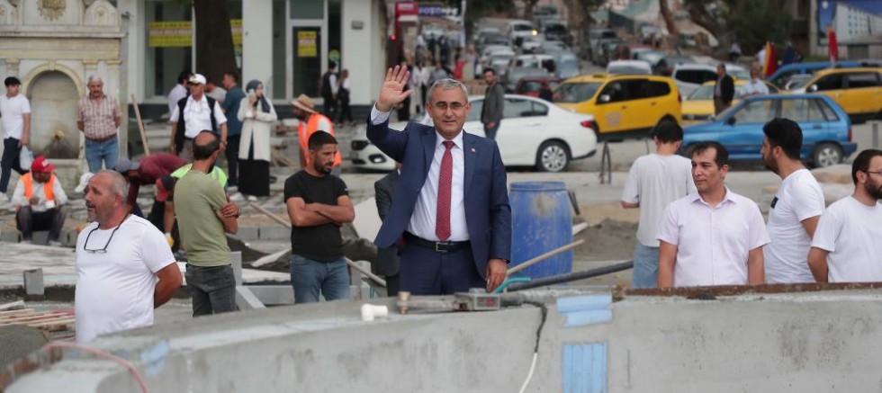 Kütahya’nın simgesi vazo meydandaki yerini aldı