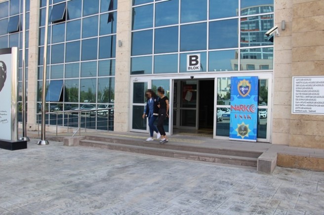 UYUŞTURUCU SATICILARI KURYE OLRAK GENÇ KIZLARI KULLANIYOR