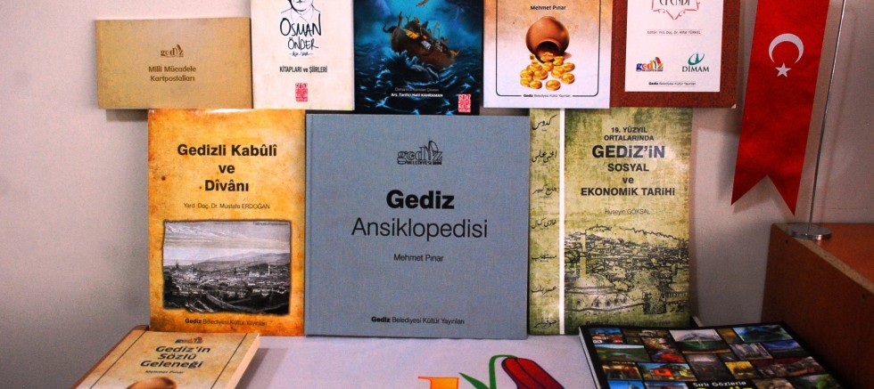 Gediz’de, Öğretmen, Yazar ve Şair Osman Önder’in eserleri toplanarak kitap haline getirildi