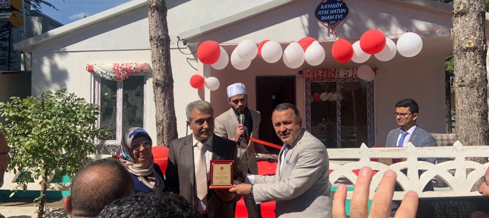 Gediz Kayaköy’de hayırsever çiftin yaptırdığı cami lojmanı açılışı yapıldı