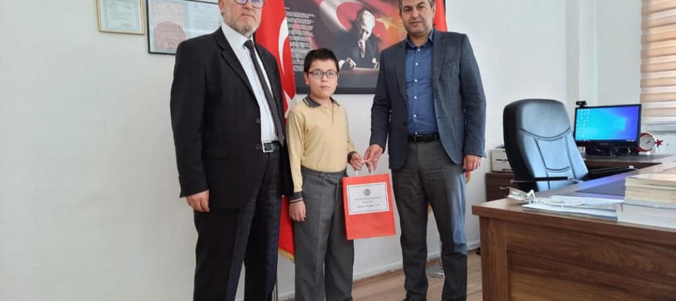 MHP GEDİZ İLÇE BAŞKANI NECDET AKEL’DEN BURSLULUK SINAVI BİRİNCİSİ ÖĞRENCİYE ÖDÜL