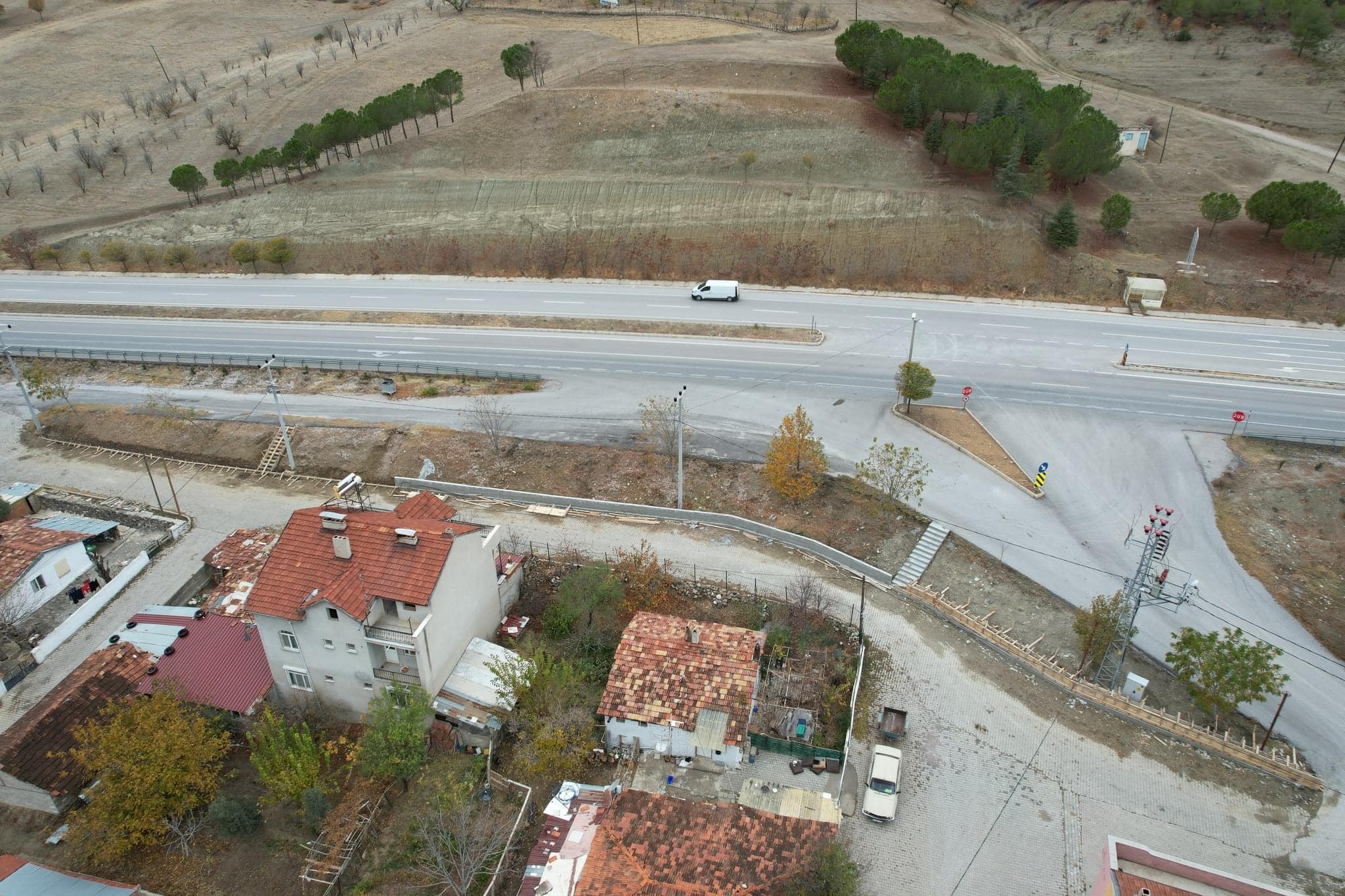 TOPRAK KAYMASI RİSKİNE KARŞI HACIBABA MAHALLESİ YOL KENARINA İSTİNAT DUVARI YAPILDI