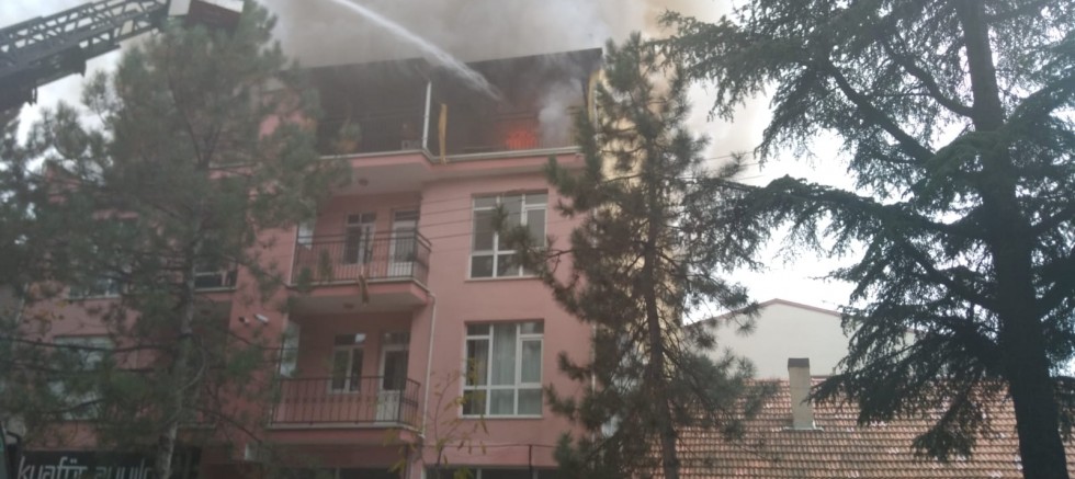GEDİZ’DE ÇATI KATI YANGINI KORKUTTU
