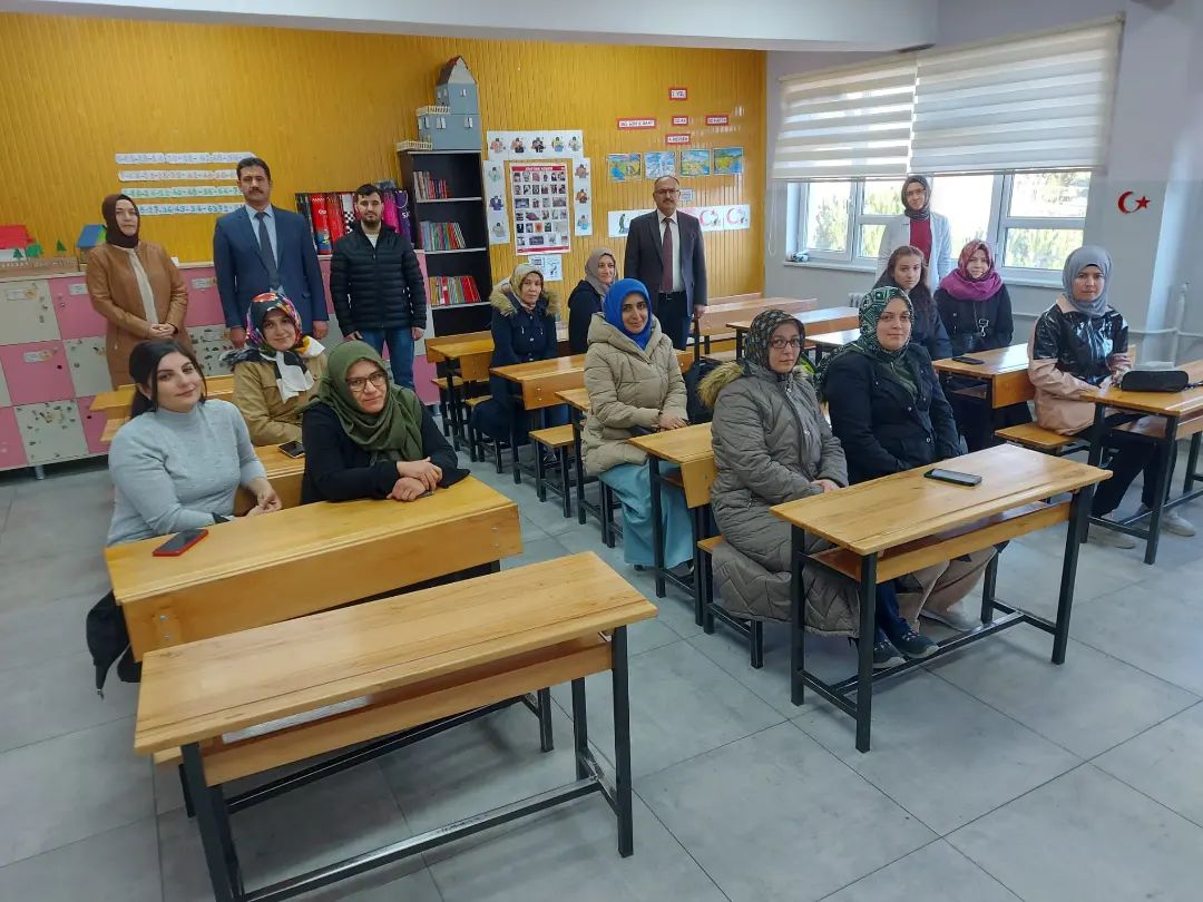 GEDİZ’DE AİLE OKULU EĞİTİMLERİ DEVAM EDİYOR