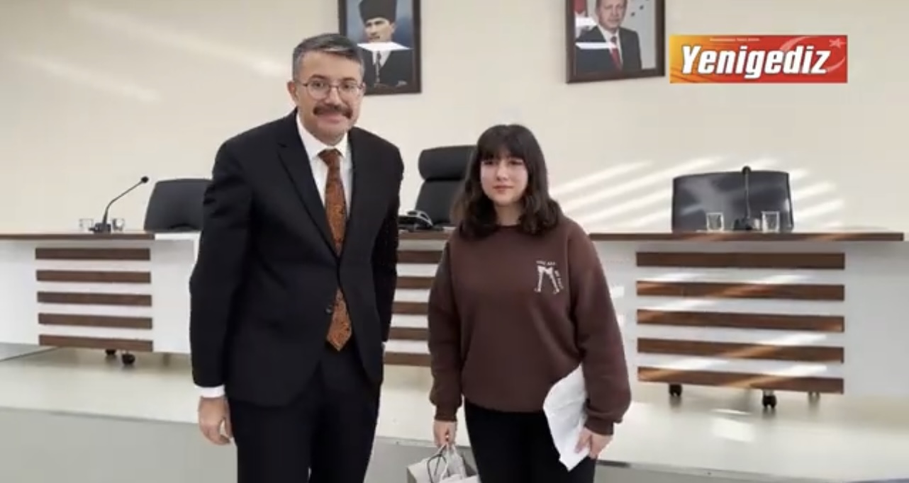 10 Aralık Dünya İnsan Hakları Günü sebebiyle düzenlenen etkinlikte dereceye giren öğrenciler Vali Ali Çelik tarafından ödüllendirildi.