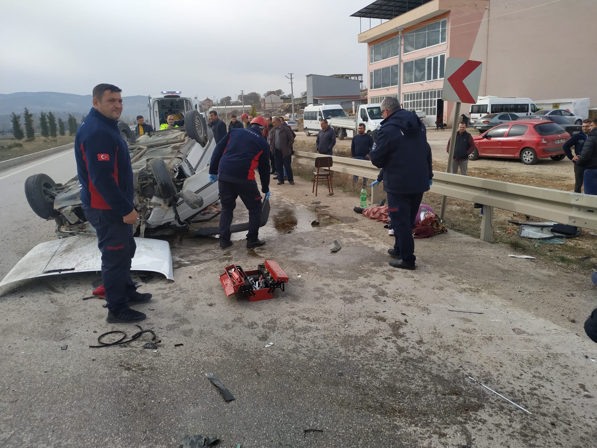 GEDİZ’DE TRAFİK KAZASI – 3 YARALI