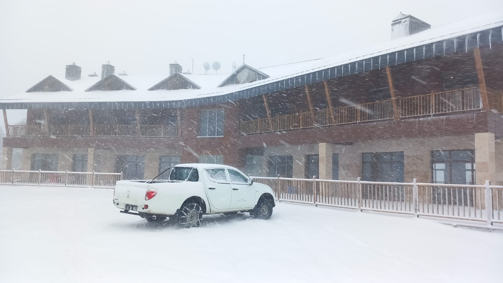 Murat Dağı Termal Kayak Merkezi’ne mevsimin ilk karı yağdı