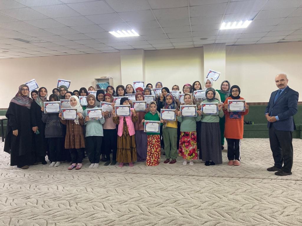 GEDİZ’DE KIZ ÖĞRENCİLERE YÖNELİK GENÇLİĞE DEĞER KAMPI SONA ERDİ