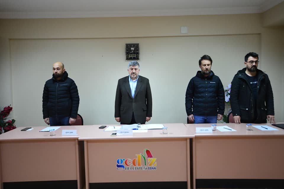 GEDİZ BELEDİYESİ’NDEN DEPREMDE KAYBETTİĞİMİZ VATANDAŞLAR İÇİN SAYGI DURUŞU