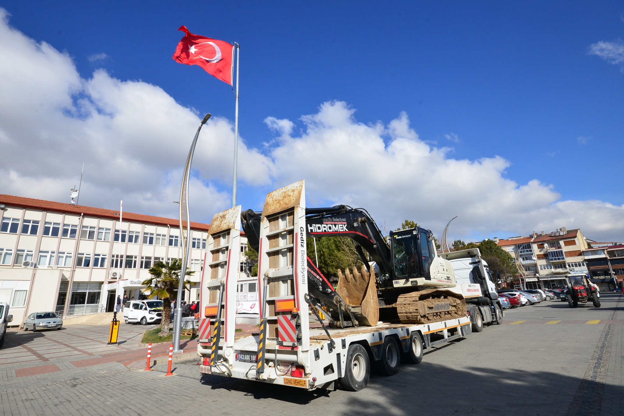BELEDİYE İŞ MAKİNELERİ DEPREM BÖLGESİNDE GÖREV YAPACAK