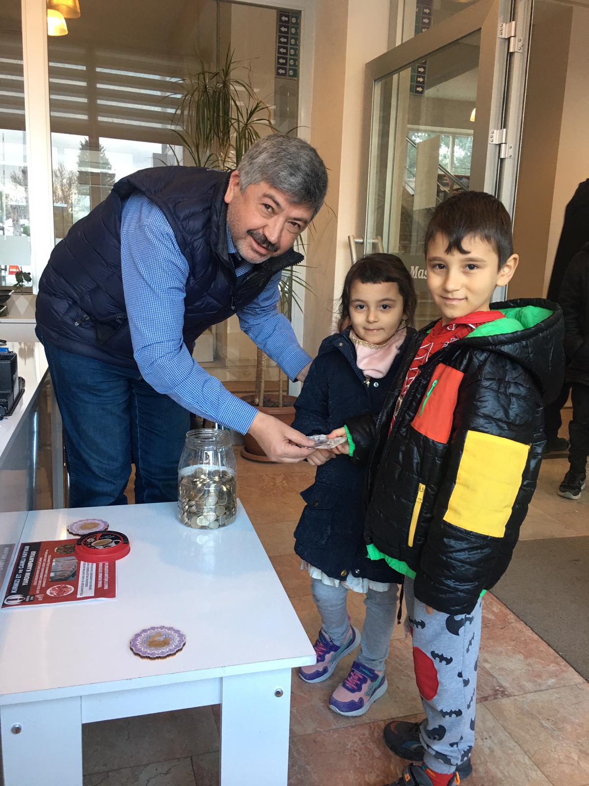 KUMBARALARINDAKİ PARALARI DEPREMZEDELER İÇİN TESLİM ETTİLER