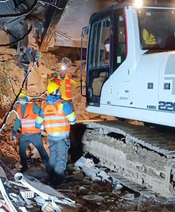 DEPREM BÖLGESİNE GİDEN GEDİZLİ EKİPLER CANLA BAŞLA ÇALIŞIYOR