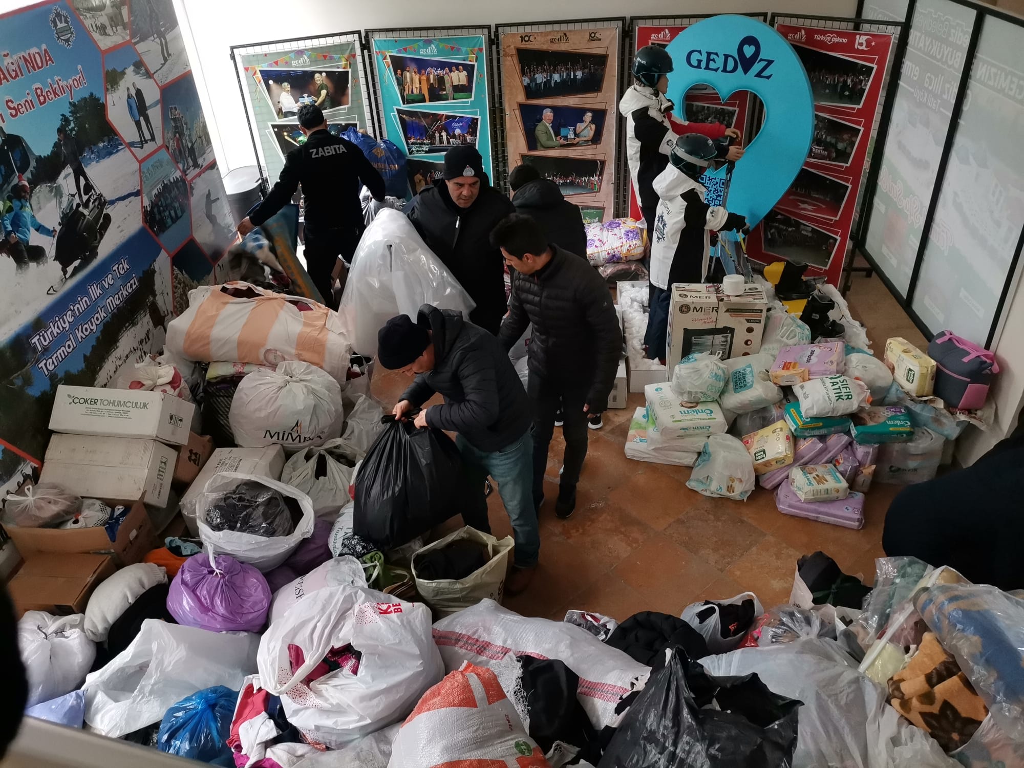 GEDİZLİLER DEPREMZEDELERE YARDIM İÇİN TEK YÜREK OLDU