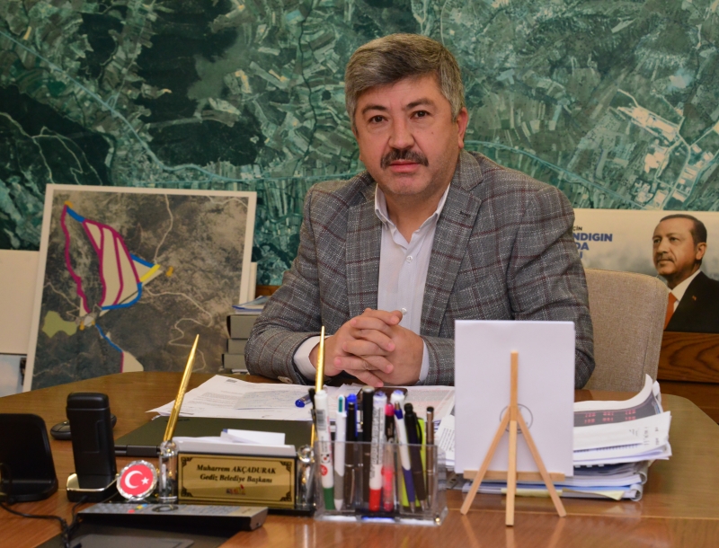 Başkan Akçadurak; “Gediz Depremi üzerinden 53 yıl geçmiş olsa bile milletimizin yaşadığı en acı felaketlerden biri olarak tarihteki yerini almıştır”