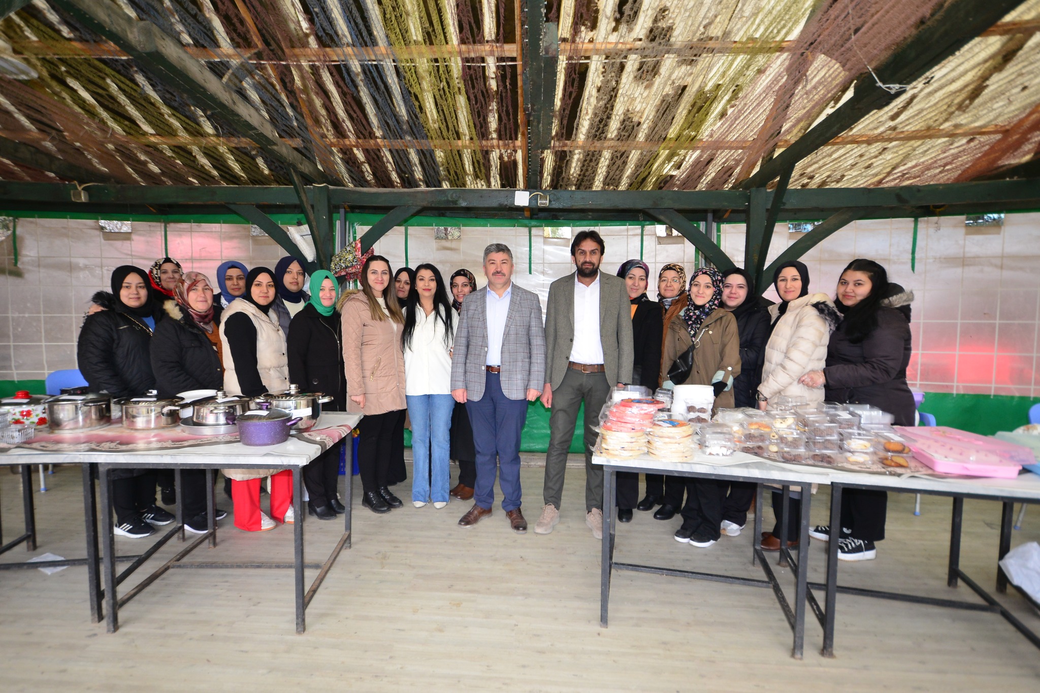 Ak partili kadınlardan depremzedeler yararına kermes