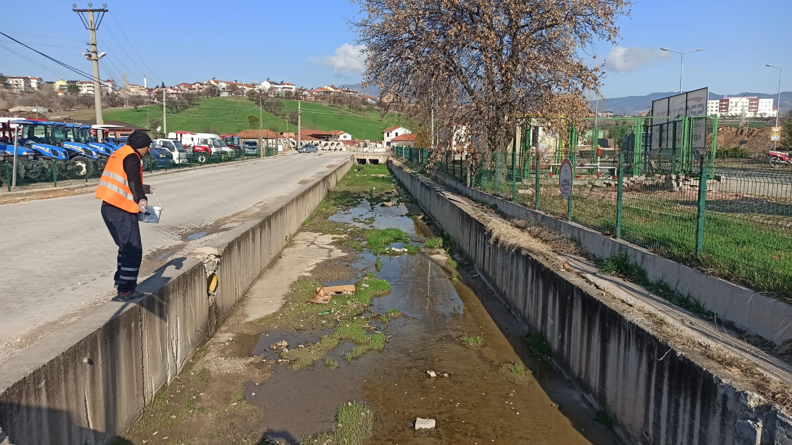 GEDİZ BELEDİYESİ, LARVA İLE MÜCADELEYE DEVAM EDİYOR