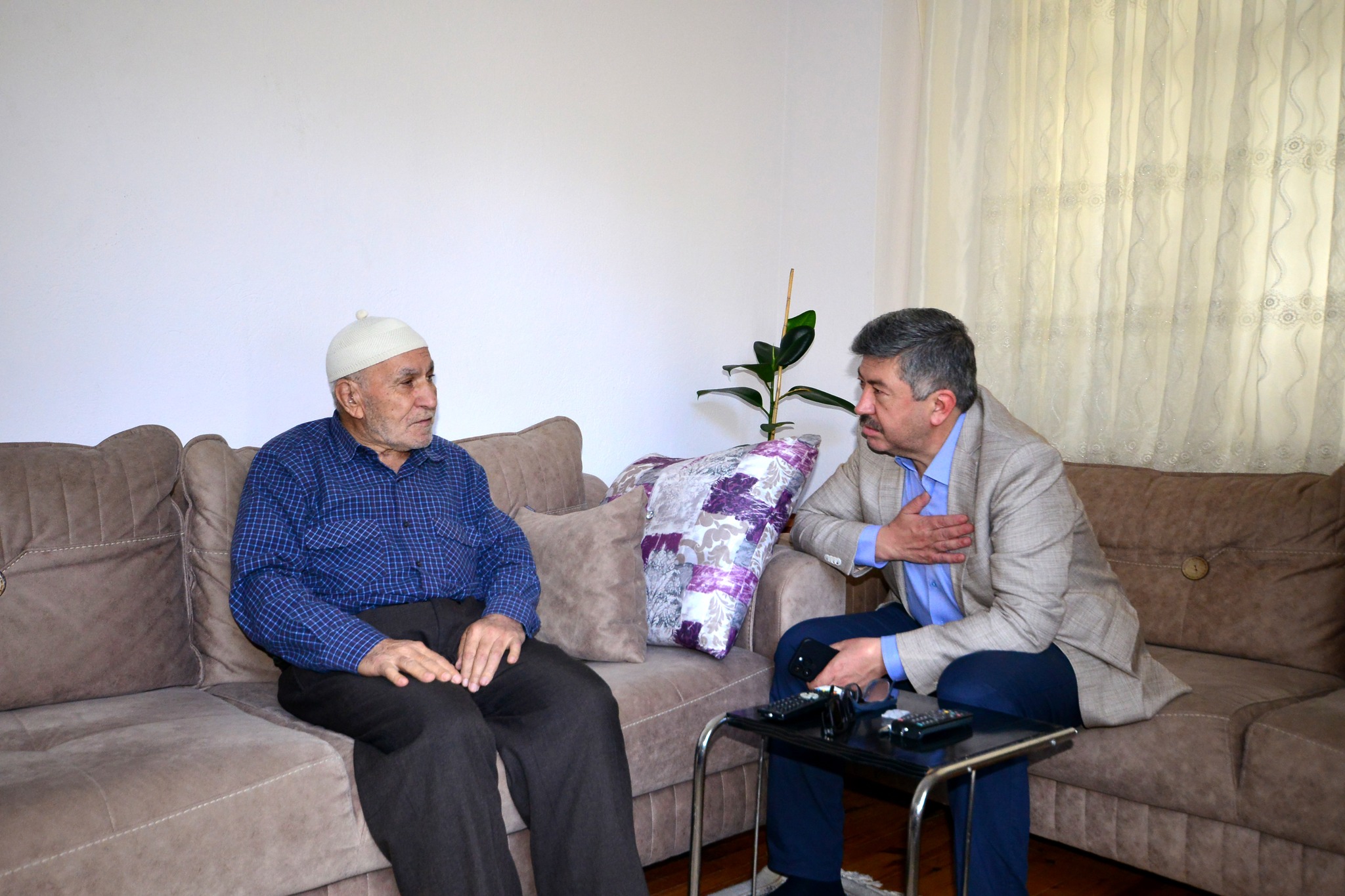 Başkan Akçadurak yaşlıları ziyaret etmeye devam ediyor