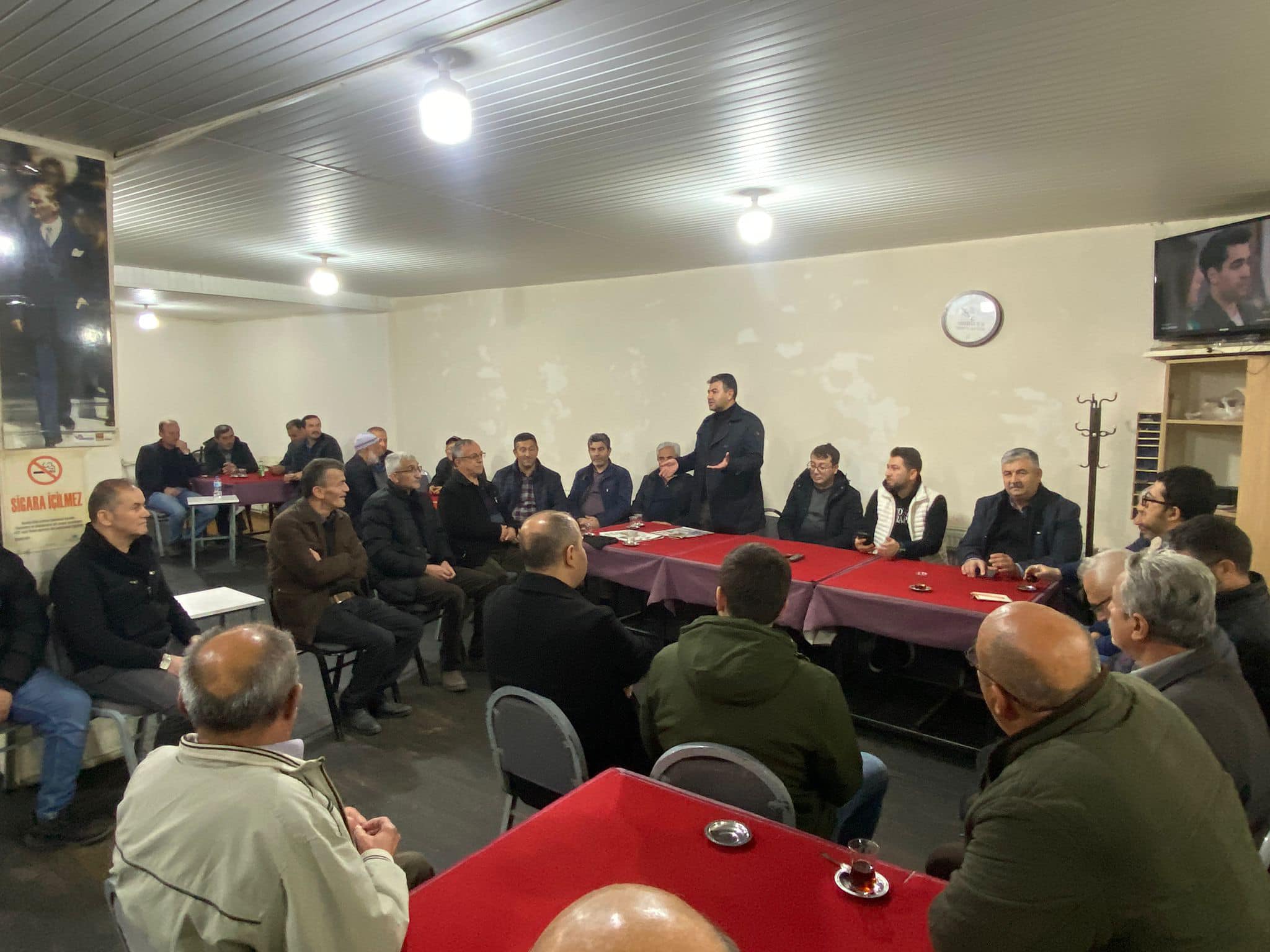 MHP Gediz İlçe Yönetimi İftarı vatandaşlarla birlikte yapıyor