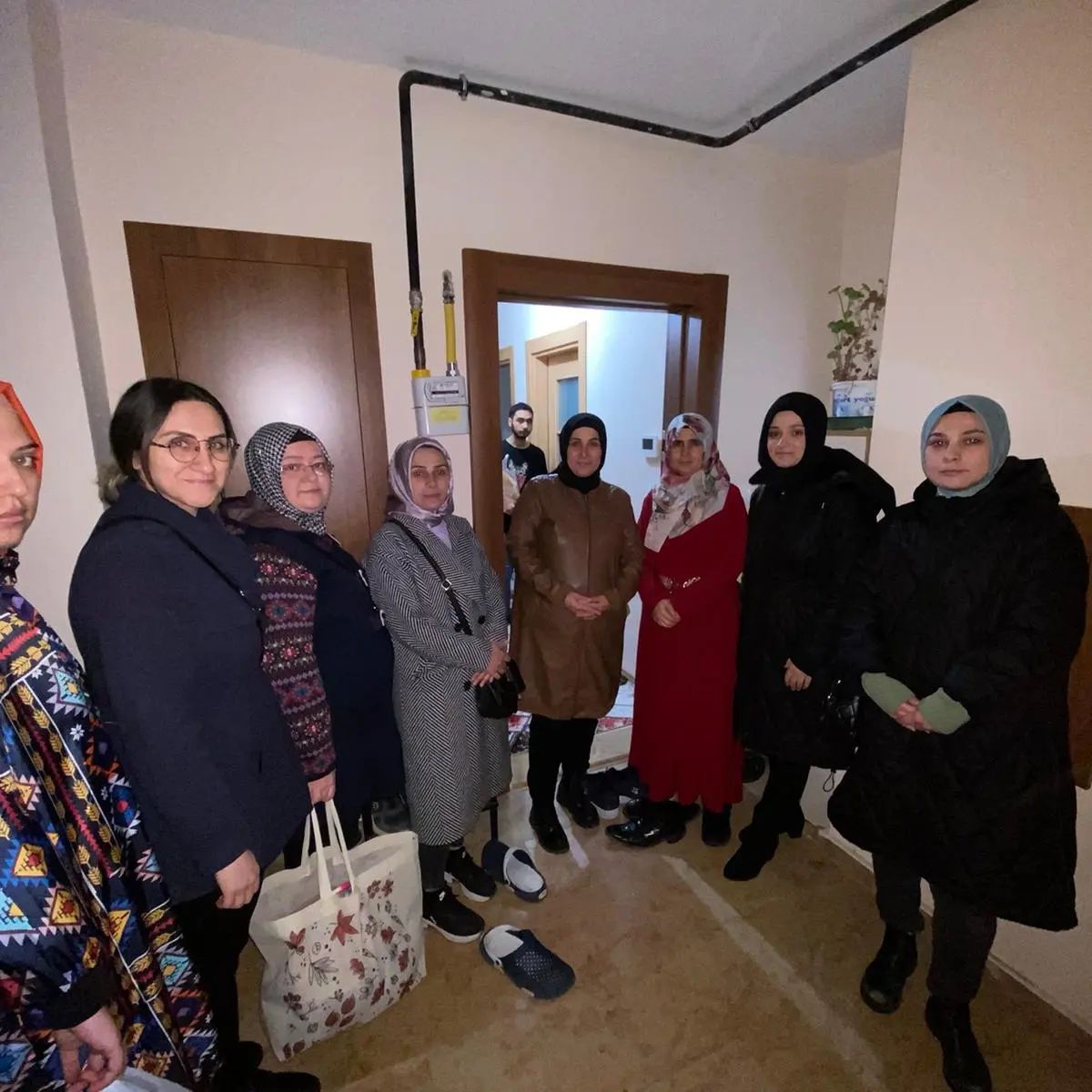 GEDİZ’DE AK PARTİLİ KADINLAR VATANDAŞLARLA İFTAR SOFRASI KURUYOR