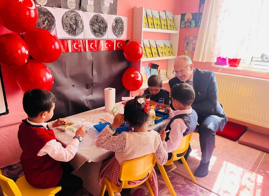 GEDİZ İLÇE MİLLİ EĞİTİM MÜDÜRÜ MAHMUT BAHADUR KÖY OKULLARINI İNCELEDİ