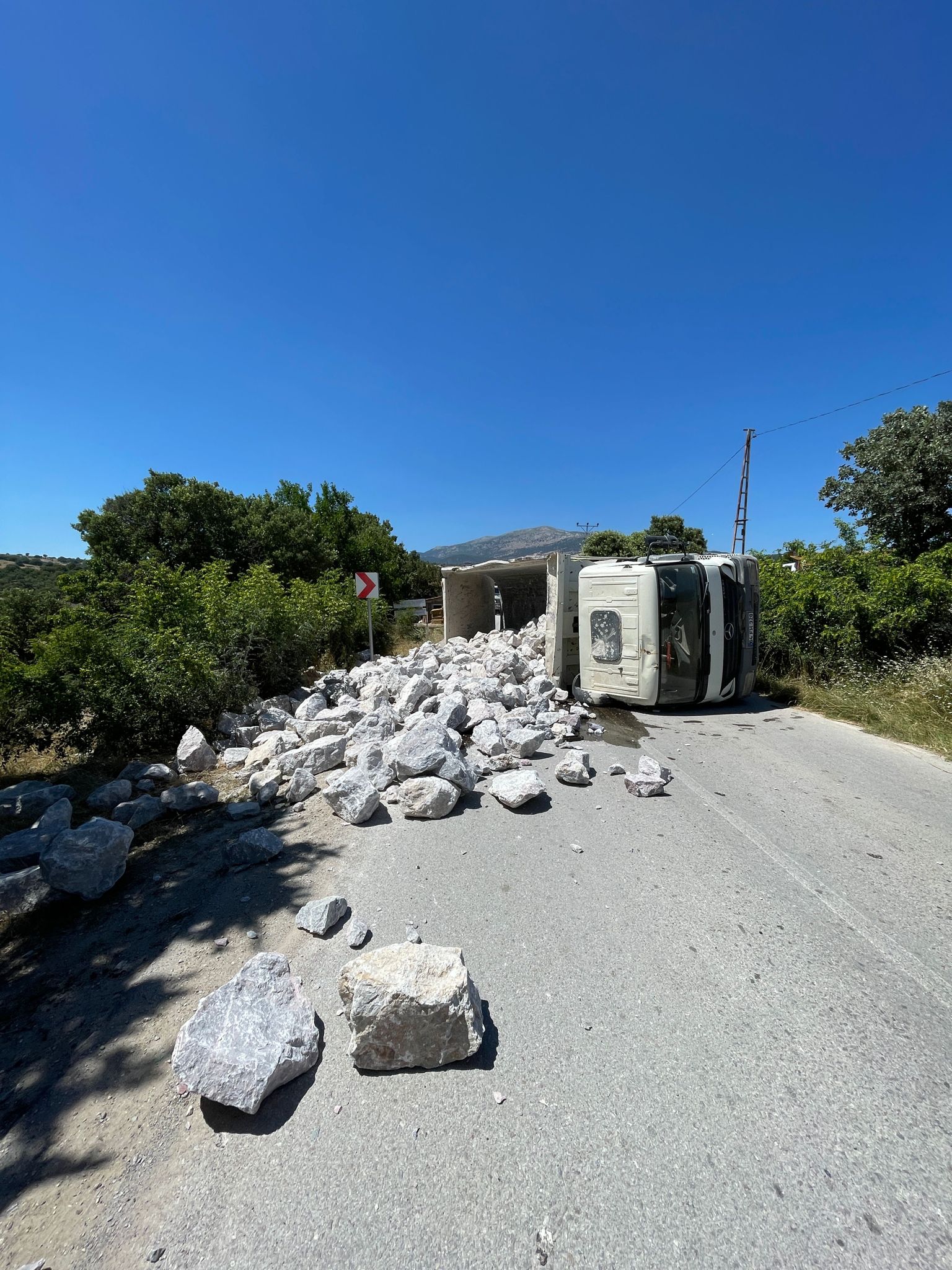 GEDİZ’DE TAŞ YÜKLÜ KAMYON DEVRİLDİ; 1 YARALI