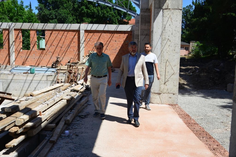 GEDİZ’DE YARI OLİMPİK YÜZME HAVUZU İNŞAATI HIZLA YÜKSELİYOR