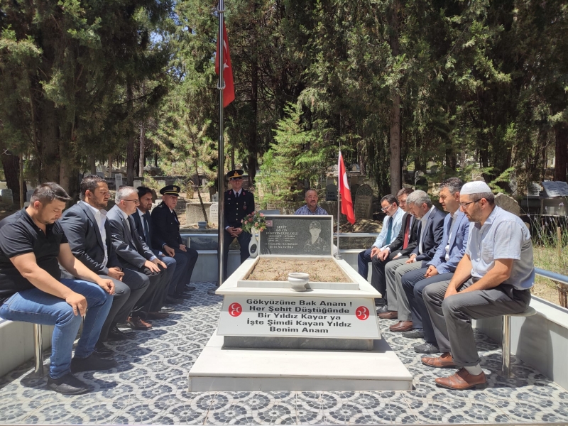 GEDİZ’DE 15 TEMMUZ NEDENİYLE ŞEHİTLİKLER ZİYARET EDİLDİ
