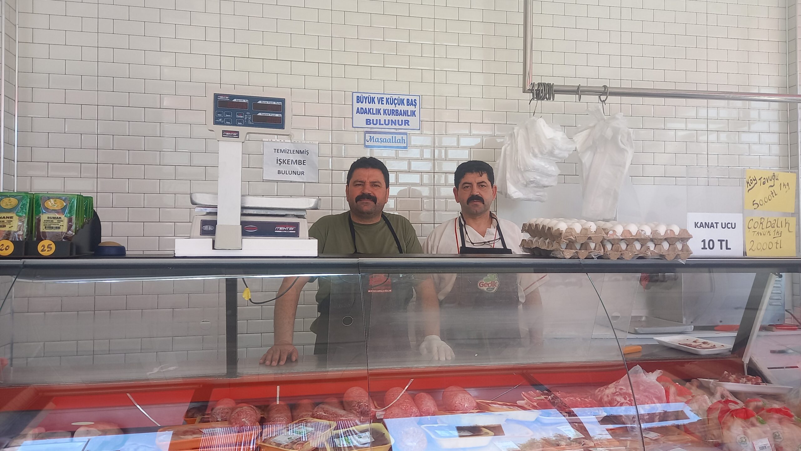 GEDİZ’DE TECRÜBELİ KASAPTAN KURBAN ETİNİ SAKLAMA VE TÜKETME ÖNERİSİ