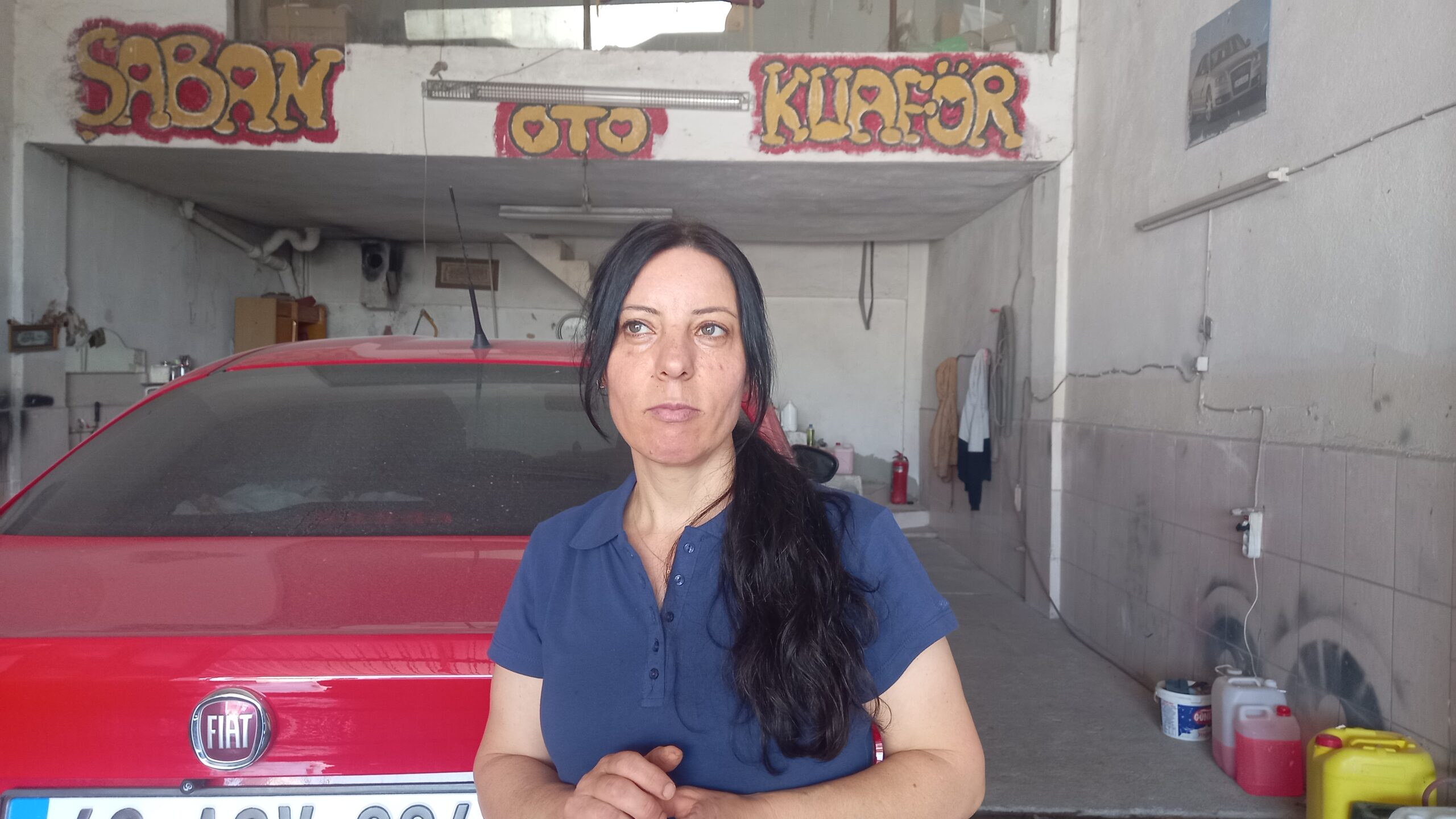 GEDİZ SANAYİSİNİN TEK KADIN OTO YIKAMACISI 20 YILDIR EKMEĞİNİ BU İŞTEN KAZANIYOR