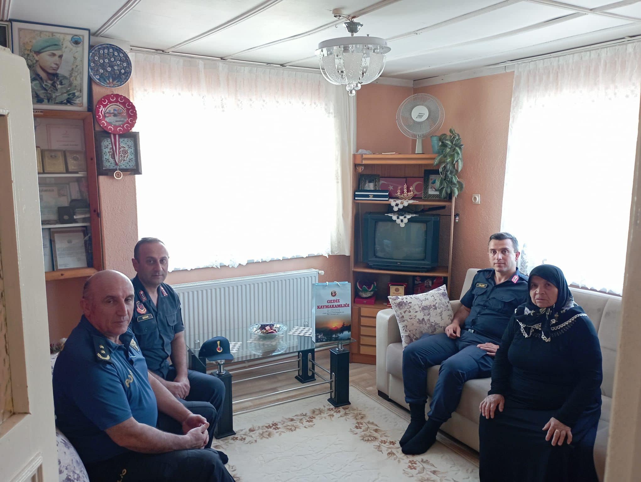 GEDİZ’DE DAİRE AMİRLERİ ŞEHİT AİLELERİNİ ZİYARET ETTİ