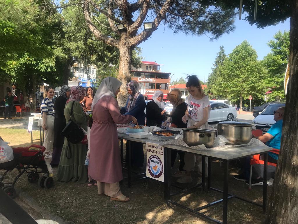 GEDİZ’DE SOKAK HAYVANLARI İÇİN KERMES DÜZENLENDİ
