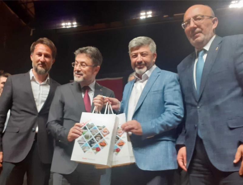 BAŞKAN AKÇADURAK BAKAN YUMAKLI’YA HEDİYE TAKDİM ETTİ