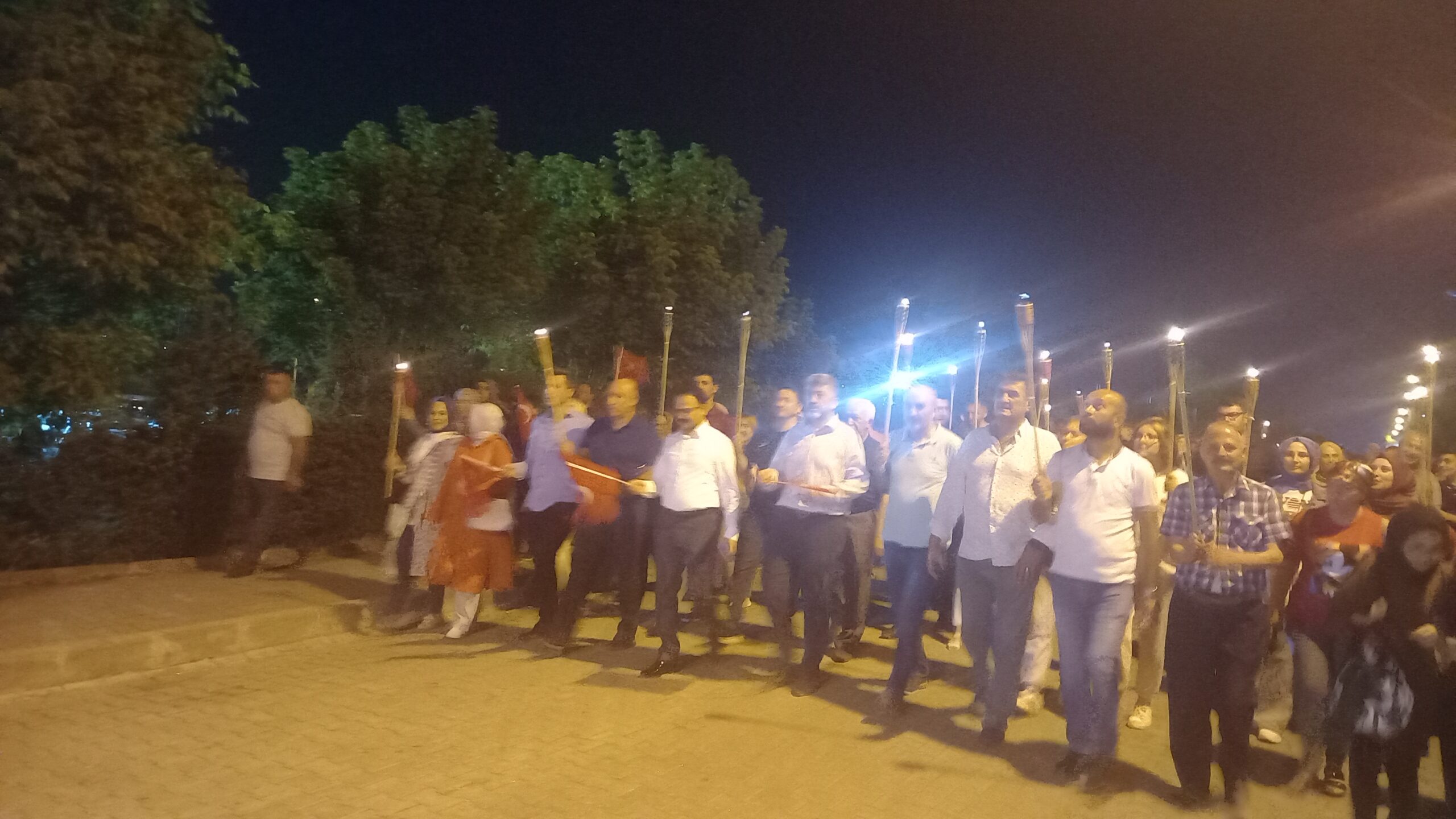 GEDİZ’DE KONSER SONRASI KURTULUŞ YÜRÜYÜŞÜ