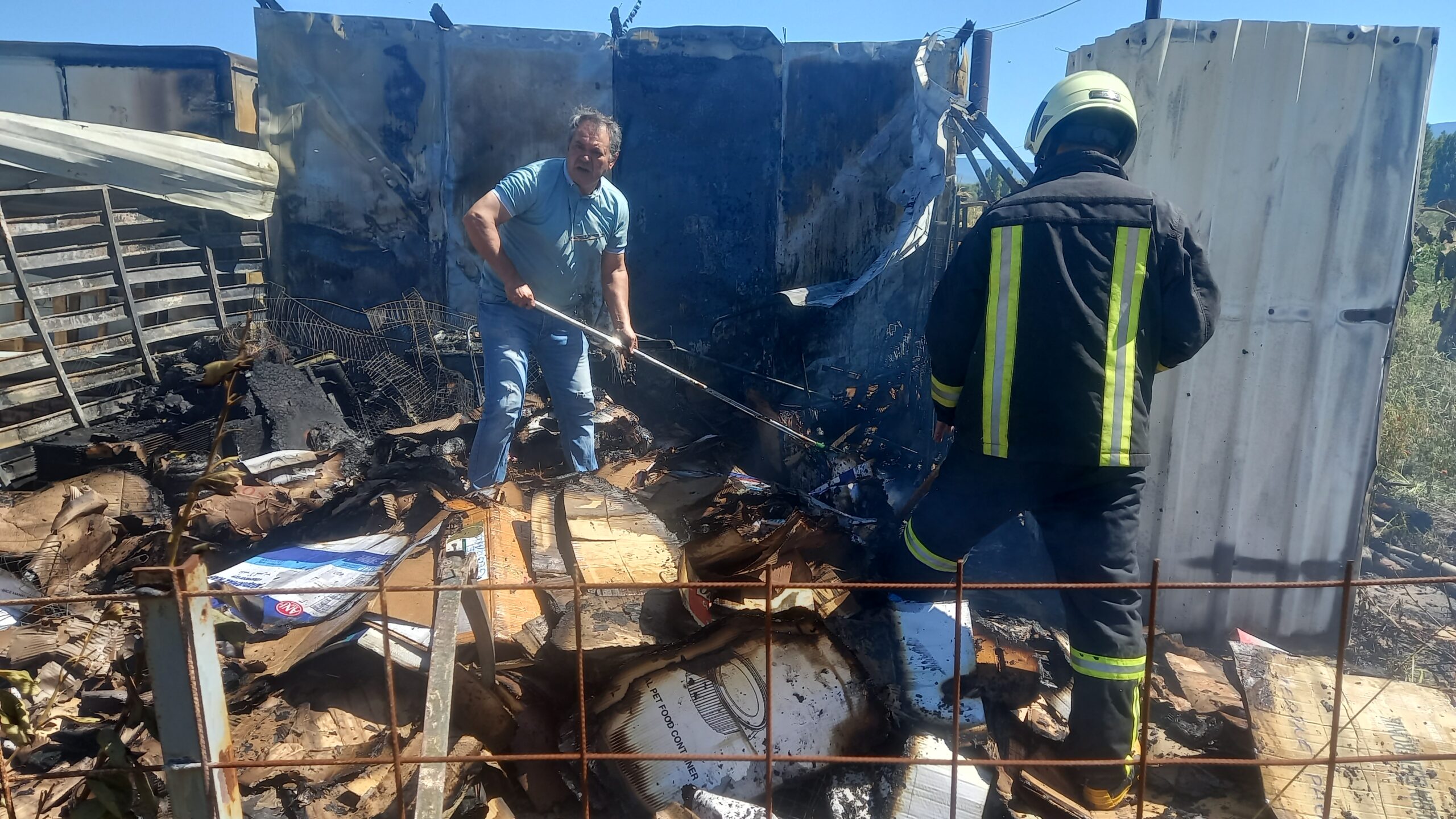 GEDİZ’DE YOL KENARINDAKİ TARLALARDA PARÇA PARÇA YANGIN ÇIKTI